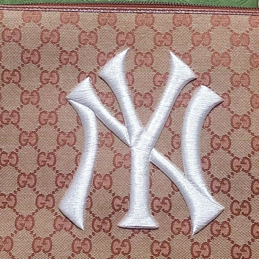 Gucci x MLB GG Conves NY Yankees Zip Clutch Authentic - Picture 2 of 7